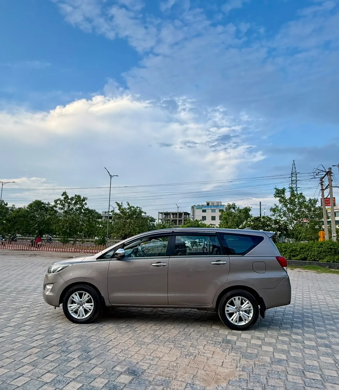 Toyota Innova Crysta (4)
