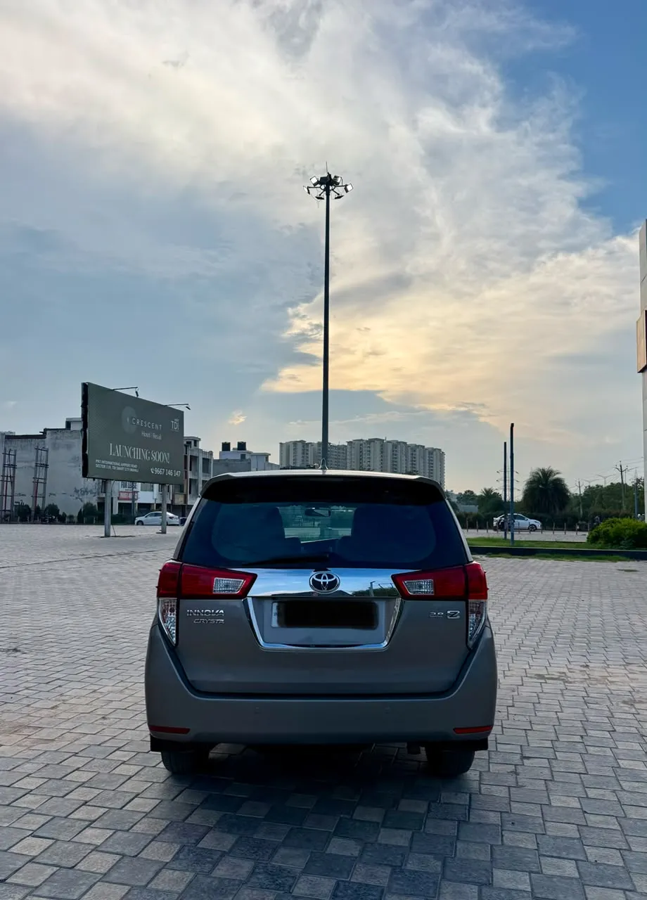 Toyota Innova Crysta (5)