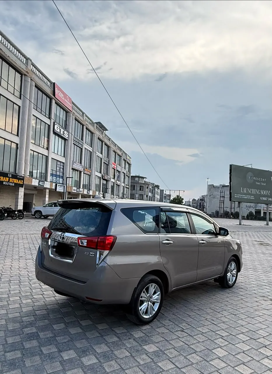 Toyota Innova Crysta (6)